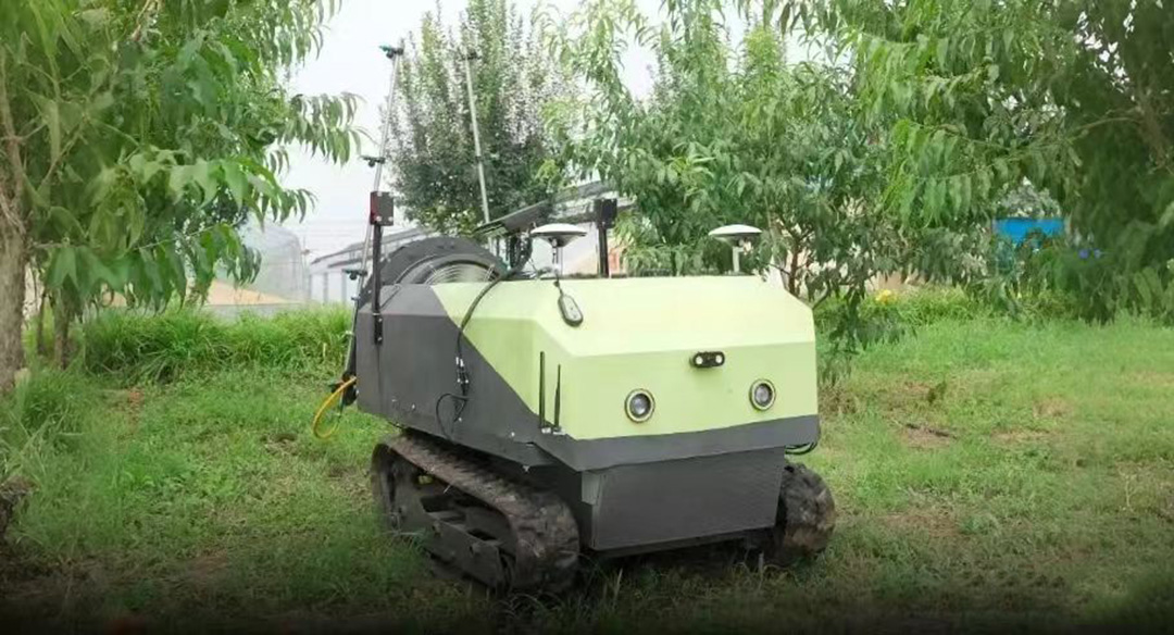 C7 controller and JS-HAC148A antenna for precision navigation in orchard robots